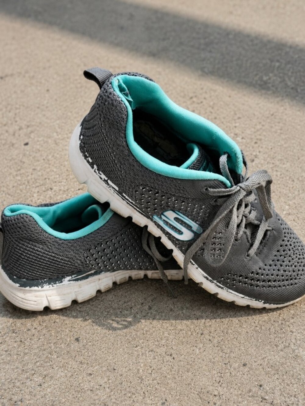 Skechers Women's Lite-weight Sneakers sz8.5 (Gray/Mint) Comfortable Gym Shoe